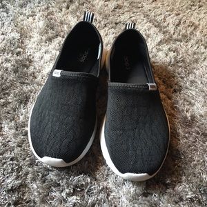 Used Black tennis shoes adidas size 9